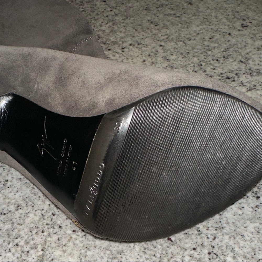 Giuseppe Zanotti Alien Gray Suede Peep-Toe  Booties with Gold Zipper size 41 - Picture 11 of 13